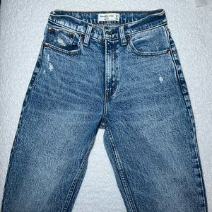 💙Abercrombie High Rise Mom Jeans💙